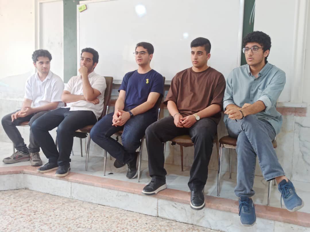 جلسه دوستانه و صمیمی پرسش و پاسخ با فارغ التحصیلان رتبه های برتر کنکور